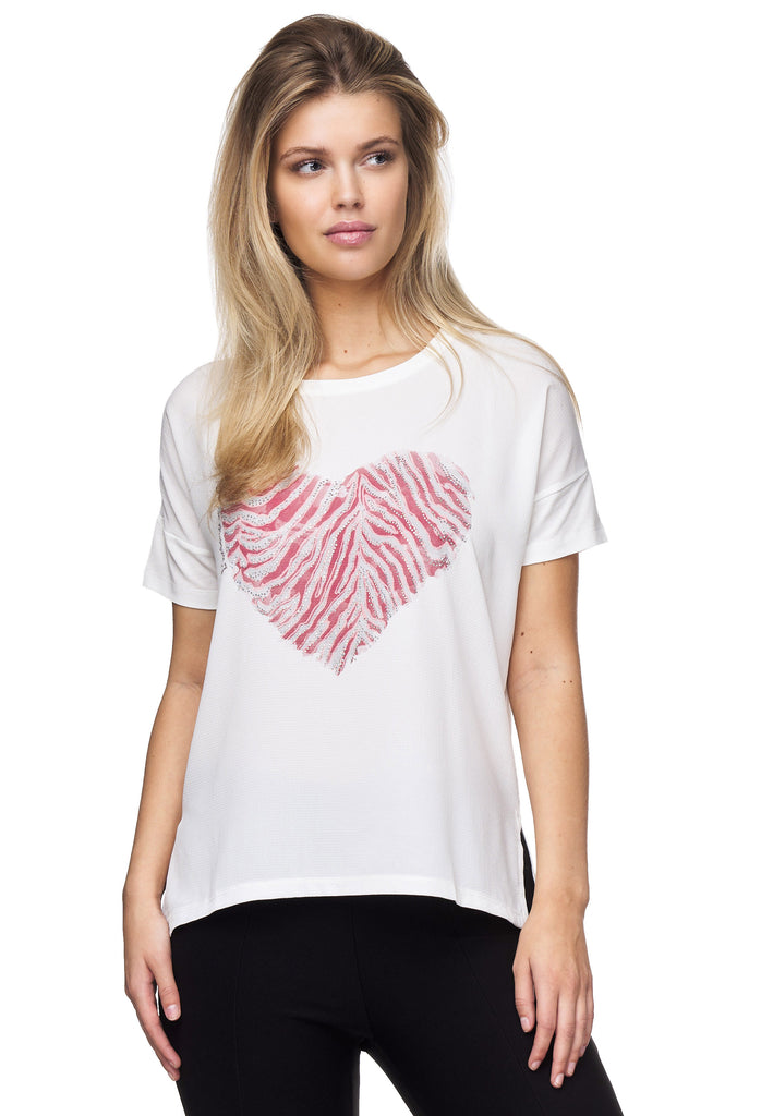 Stylisches T-Shirt von Damenmode Decay – Herzaufdruck. Modevertrieb GmbH Decay - farbigem mit